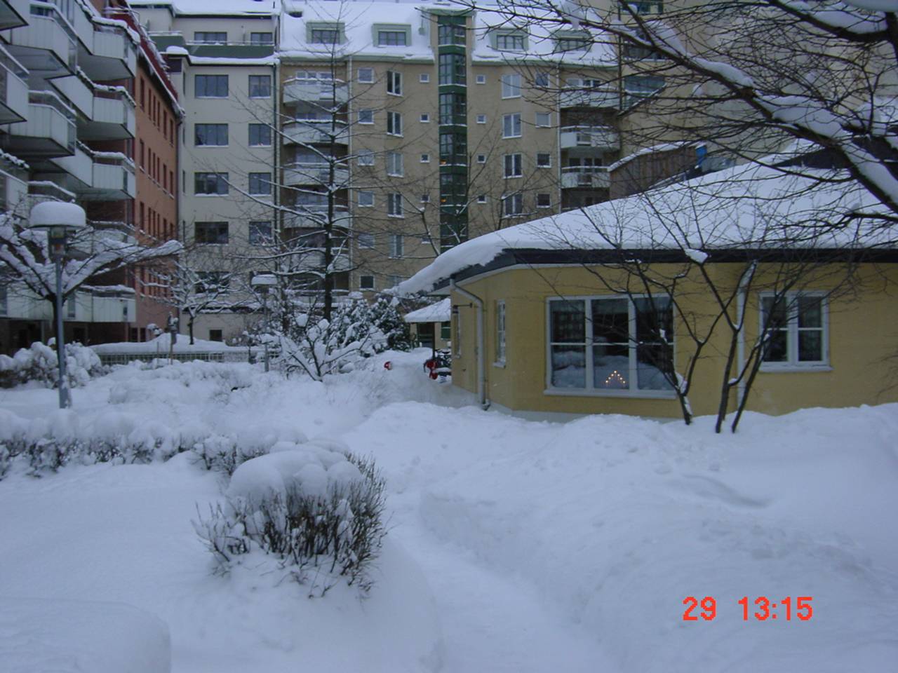 snö på en gård i Vasastan 29:e dec 2001