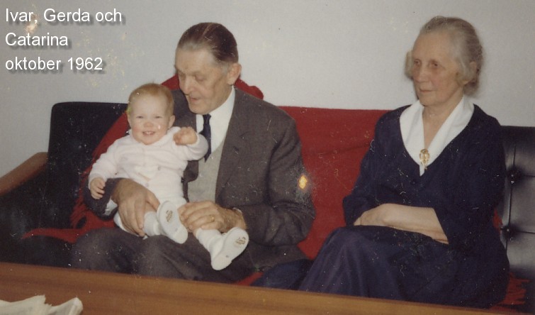 mormor och morfar på besök vid dopet