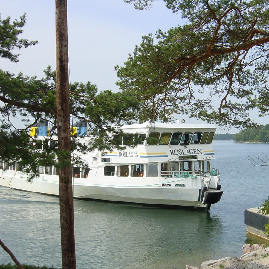 En Waxholmsbåt angör Svartsö