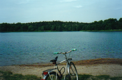 en cykel vid badplatsen