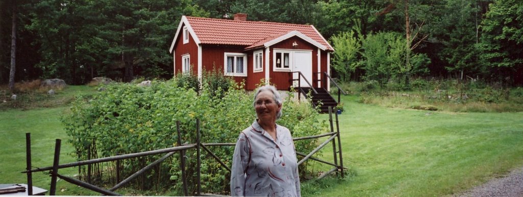 Ebba framför barndomshemmet 2005